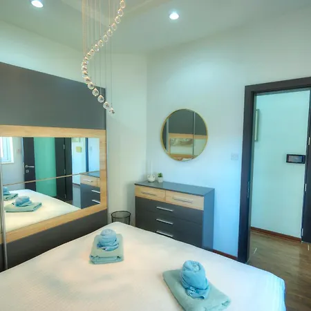 Roof Terrace, Seaview 3 Bedroom Penthouse Goslm-11 *