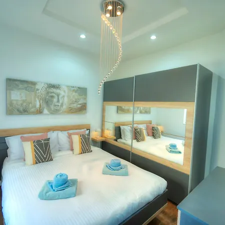 Roof Terrace, Seaview 3 Bedroom Penthouse Goslm-11