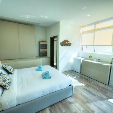 Roof Terrace, Seaview 3 Bedroom Penthouse Goslm-11 Lejlighed