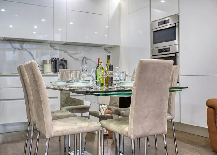 Roof Terrace, Seaview 3 Bedroom Penthouse Goslm-11 *