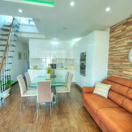 Roof Terrace, Seaview 3 Bedroom Penthouse Goslm-11 Apartment *