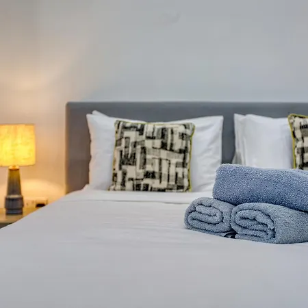 Apartment Roof Terrace, Seaview 3 Bedroom Penthouse Goslm-11